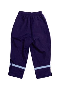 Marineblaue wasserdichte Hosen mit elastischem Bund, reflektierenden Streifen an den Unterschenkeln und Knöchelbündchen mit Klettverschluss-Einstellungen.