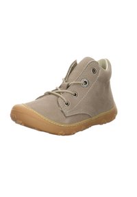 Botas de tobillo de cuero beige con suela de goma, puntera redonda, dos ojales y detalles de costura. La suela exterior es de color goma para mayor tracción.
