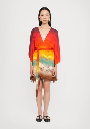 Robe portefeuille colorée avec décolleté en V et manches courtes ; ornée de motifs en tie-dye orange, jaune, vert et marron ; comprend une ceinture assortie.