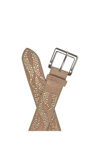 Cinturón de ante beige con herrajes en tono plateado, que presenta un patrón de tachuelas metálicas dispuestas en líneas onduladas. Textura suave, hebilla rectangular.