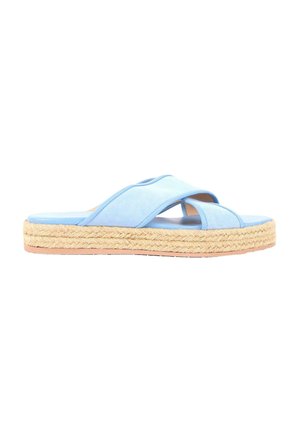 Sandalia azul claro de tipo slip-on con tiras cruzadas y una suela plataforma gruesa trenzada de yute.