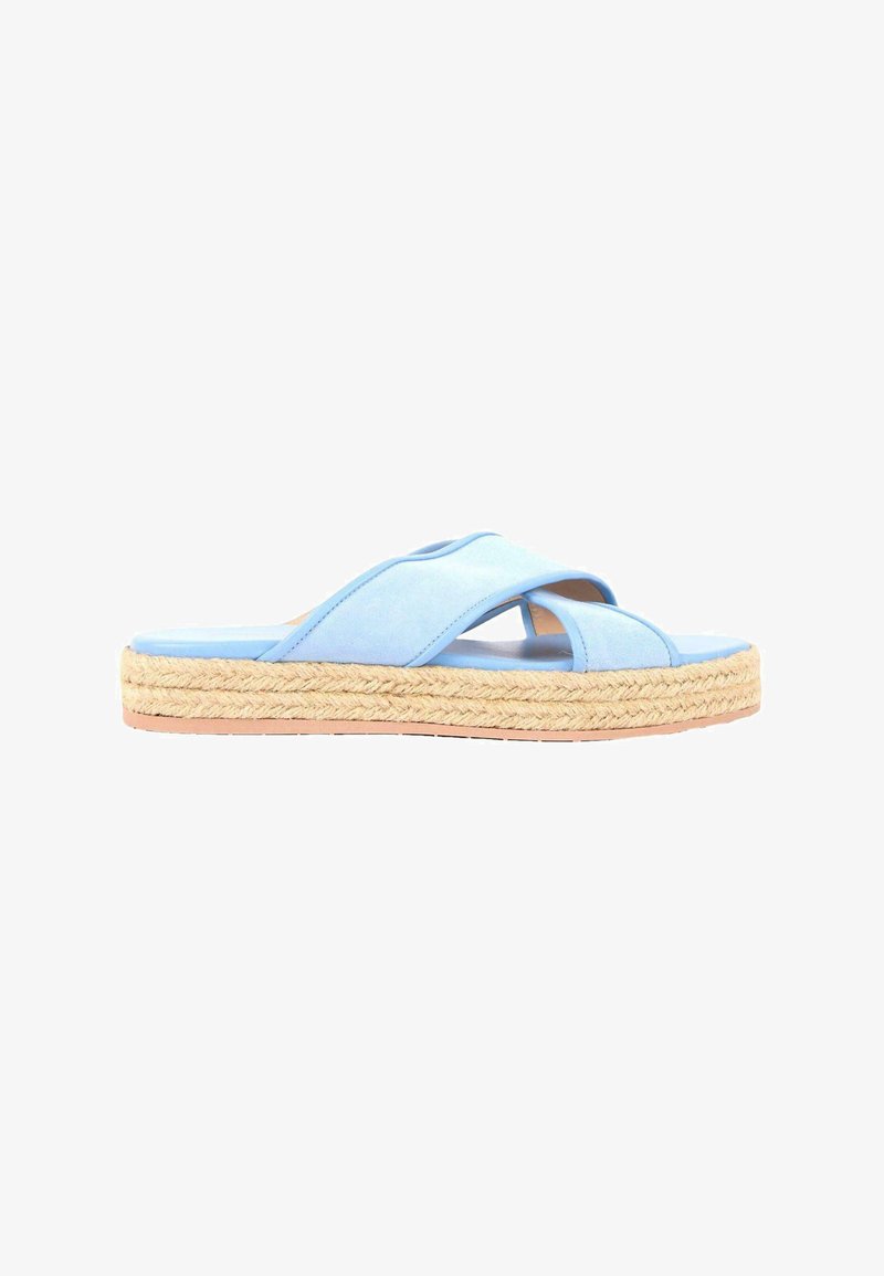 Sandale légère bleu clair à enfiler avec des brides croisées et une épaisse semelle plateforme en jute tressée.