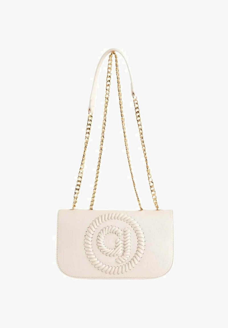 Piccola borsa a spalla in pelle crema con catene dorate e un motivo circolare cucito con la lettera "q" sulla patta anteriore.