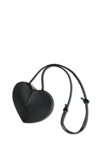 Zwarte leren tas in de vorm van een hart met een getextureerde afwerking, ritsluiting en verstelbare schouderband. Opvallend knoopdetail op de band voor extra stijl.