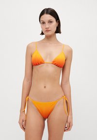 Oranžinis bikini komplektas su bambuko tekstūra, trikampiu viršumi ir reguliuojamais pintais šonais. Spalva pereina iš šviesiai oranžinės į tamsiai oranžinę.
