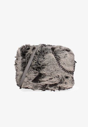 Borsa morbida in pelliccia sintetica grigia con tracolla in pelle e dettaglio catena argentata, forma rettangolare e chiusura con cerniera nella parte superiore.
