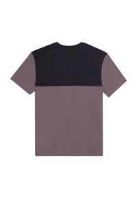 Camiseta de manga corta con un diseño de bloques de color, con una sección superior en azul marino oscuro y una sección inferior en malva, fabricada con material de algodón suave.
