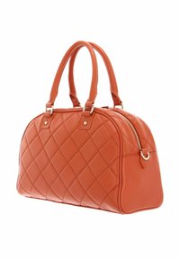 Borsa a tracolla arancione trapuntata in pelle liscia, caratterizzata da manici doppi, dettagli in metallo dorato e chiusura con zip su un lato.