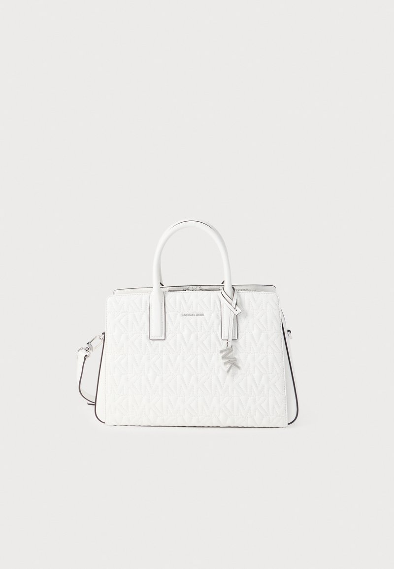 Λευκή δερμάτινη τσάντα με καπιτονέ σχέδιο και τα αρχικά "MK". Δύο επάνω λαβές και αποσπώμενο ιμάντα ώμου. Λεπτομέρειες ασημένιου χρώματος.