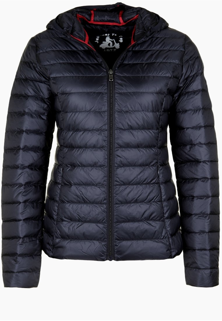 Giacca a vento blu navy con chiusura a zip frontale, cappuccio e design trapuntato orizzontale. Tessuto testurizzato con una finitura liscia e fodera interna rossa.