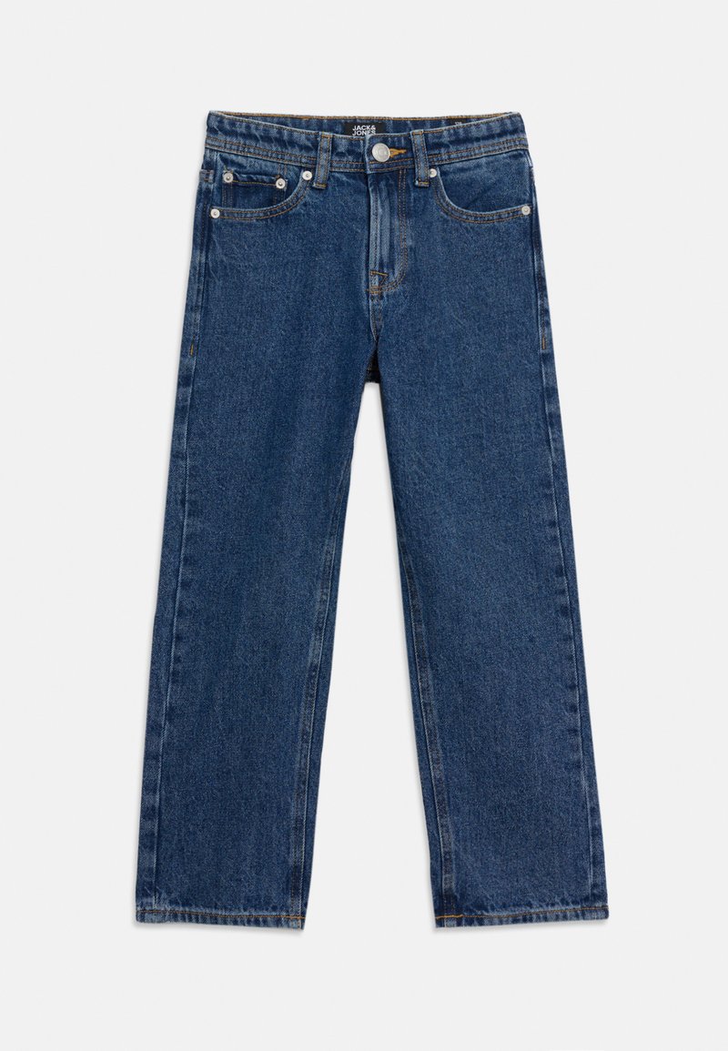 Ανδρικό τζιν μπλε με ίσια γραμμή, με κουμπί μπροστά, φερμουάρ, θηλιές για ζώνη και σχέδιο με πέντε τσέπες, τοποθετημένο επίπεδα σε άσπρο φόντο.