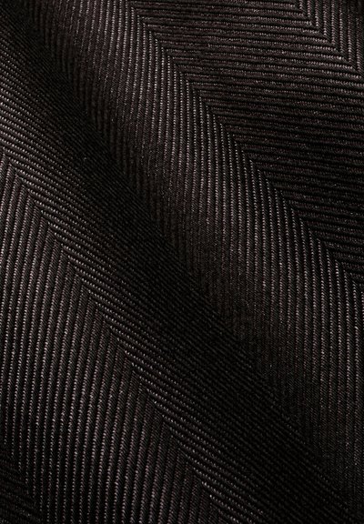 Tissu marron foncé avec un motif chevron texturé montrant des lignes diagonales étroitement tissées créant un design en chevron.