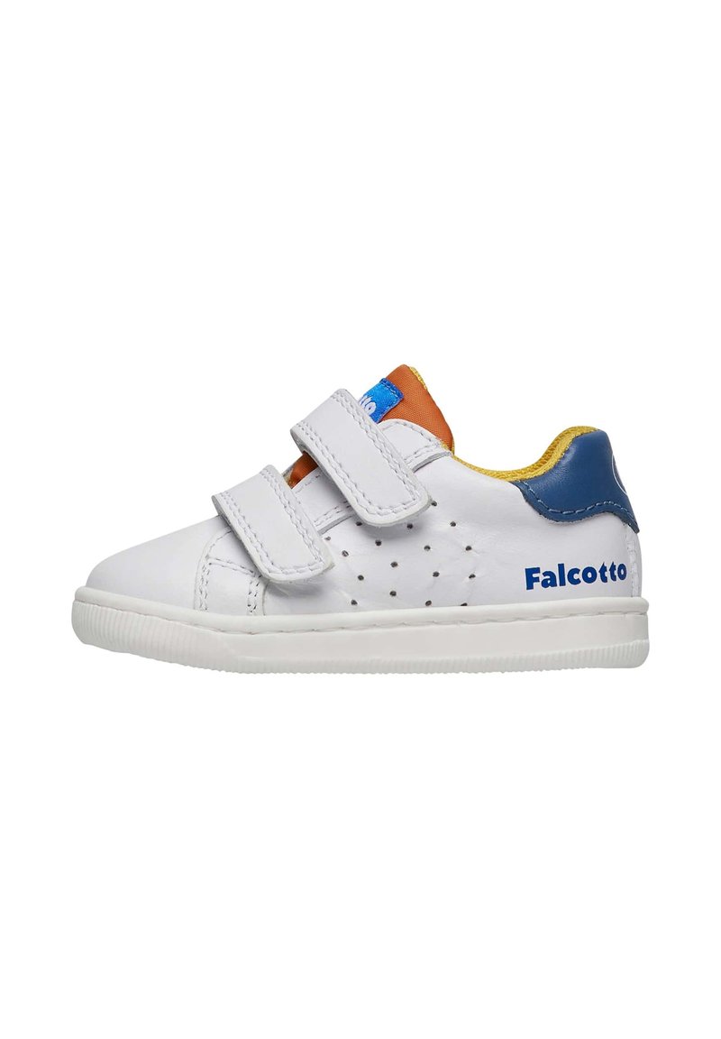 Scarpa bianca da bambino con due strap in Velcro, design perforato, accenti blu e arancioni, suola in gomma e logo "Falcotto" di lato.