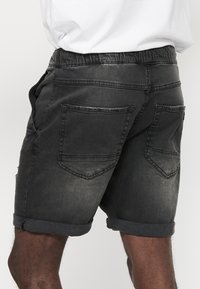 Koroshi BERMUDA JOGGER - Džinsa auduma šorti - denim black denim