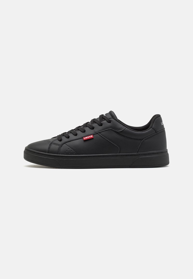 Basket basse noire Levi's avec lacets noirs, semelle en caoutchouc et petite étiquette rouge du logo Levi's sur la partie latérale.