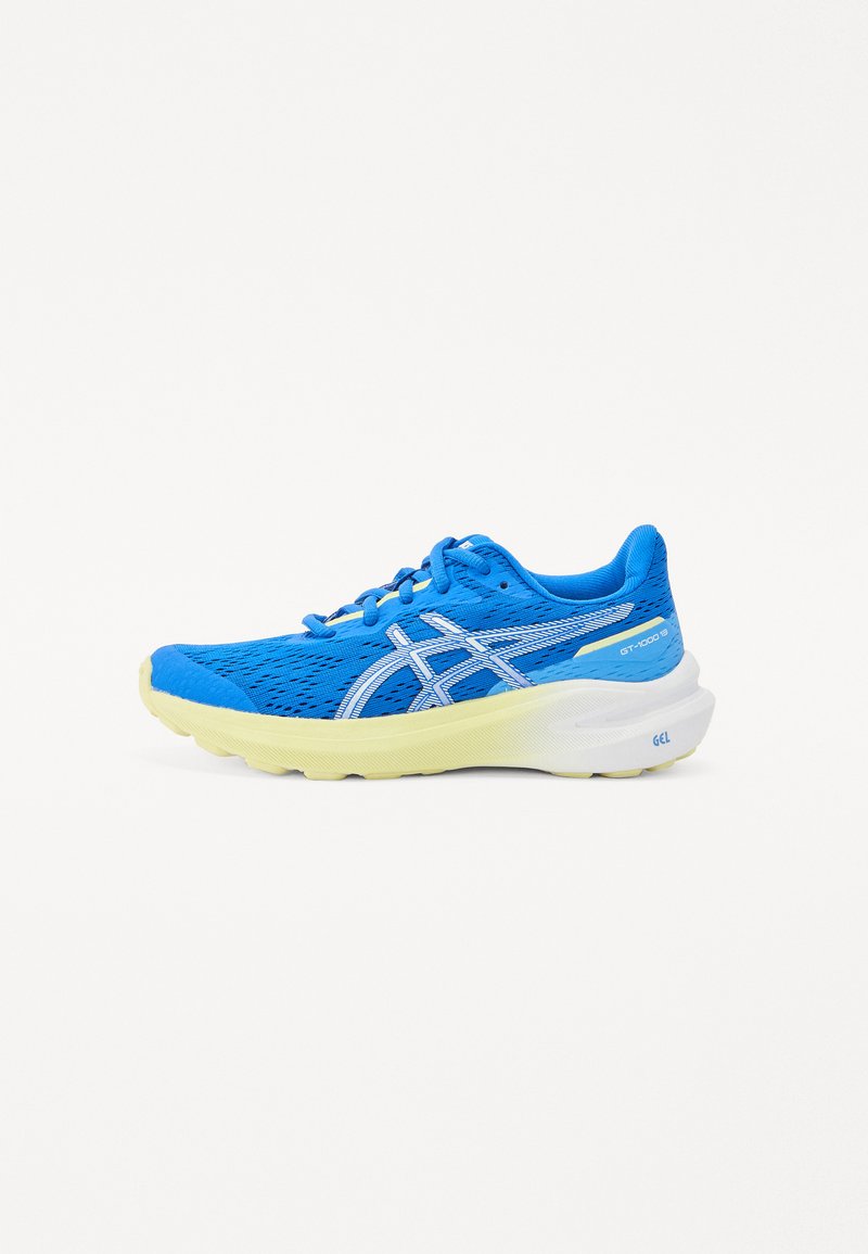 Baskets de course bleues avec une tige en maille respirante, accents blancs, bout arrondi et une semelle jaune rembourrée pour le confort et le soutien.