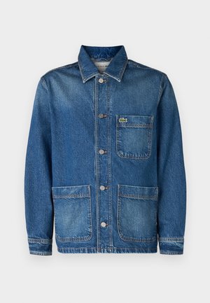 Giubbotto in denim blu scuro con colletto classico, tasche frontali e chiusura con bottoni. Presenta un piccolo logo ricamato sulla tasca del petto.