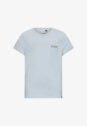 Jasnoniebieska bawełniana koszulka z krótkim rękawem, z białym logo "R" i napisem "RETOUR" w kolorze zielonym. Prosty okrągły dekolt i prosty dół.