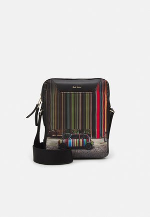 Bolso bandolera con ribete y correa negra, con un diseño de rayas verticales multicolor y un coche que combina con el patrón de rayas impreso en la parte delantera.