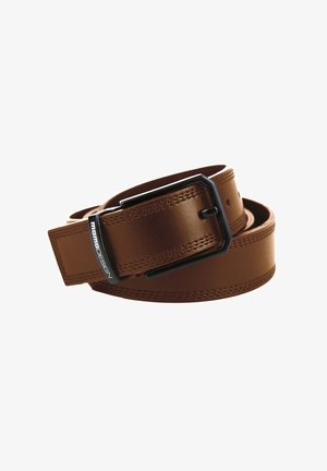 Ceinture en cuir marron avec boucle métallique rectangulaire noire et bords cousus, enroulée sur un fond blanc.