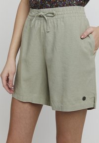 Oxmo OXALGEA LINEN MIX - Šortai - seagrass