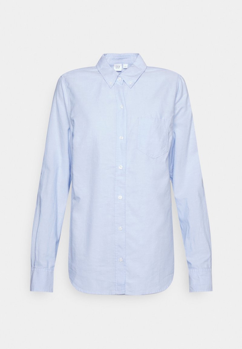 Chemise bleu clair à manches longues avec col à boutons et poche poitrine, présentée à plat sur un fond blanc.