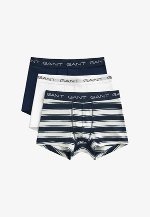 Tre paia di boxer da uomo impilati, uno blu navy, uno bianco e uno rigato blu navy e bianco, tutti con elastico in vita con logo GANT.