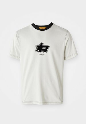 Camiseta de algodón gris claro con cuello redondo negro, que presenta un audaz diseño de logo negro en la parte frontal y detalles de costura en contraste.