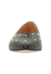 Zwarte leren ballerina's met gouden studs, puntige neus, een soepele textuur en een interieur in contrasterende tan kleur.