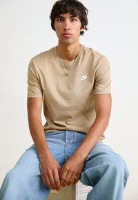 Nike Sportswear CLUB TEE - Navadna majica - khaki