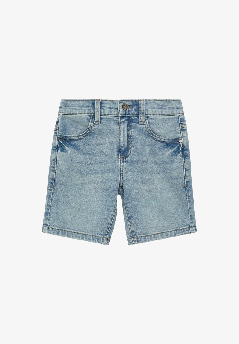 Shorts en jean bleu clair avec poches avant, passants pour ceinture, et fermeture par bouton à la taille.