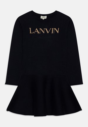 Czarna dzianinowa sukienka z długimi rękawami i rozkloszowanym dołem, ozdobiona złotym haftem logo "LANVIN" na piersi. Miękka tekstura, prosty fason.