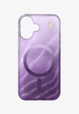 Lilla gennemsigtigt telefoncover med en cirkulær MagSafe-opladerkontur og gyldent "iDeal of Sweden"-logo nær kameraklippet.