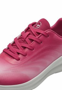 Scarpa sportiva di un brillante colore rosa, con una superficie liscia, linguetta in rete e diverse opzioni di allacciatura. Presenta una suola bianca con un sottile motivo a onde.