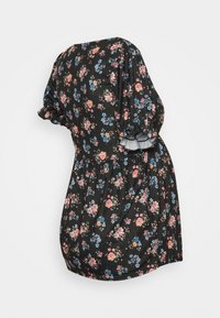 Vestido preto floral com mangas curtas em balão, apresentando uma cintura franzida e padrões de flores multicoloridas em rosa, azul e branco.