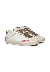 Sneaker bianco con accenti beige, lacci in stampa leopardata testurizzata, dettaglio laterale rosa e suola in gomma. Include due etichette sulla linguetta.