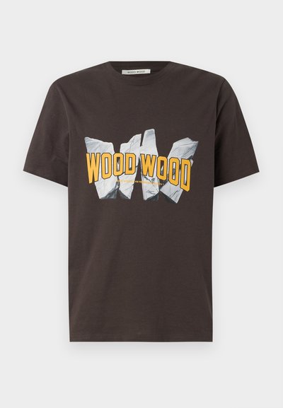 Ceri brūns kokvilnas T-krekls ar baltu un dzeltenu grafisko tekstu "WOOD WOOD" centrā ar sarullēta papīra efektu. Īsas piedurknes, apaļš kakls.