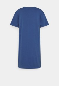 Robe t-shirt en coton bleu avec manches courtes, col rond et coupe droite, présentant une texture lisse sans motifs ni éléments métalliques visibles.