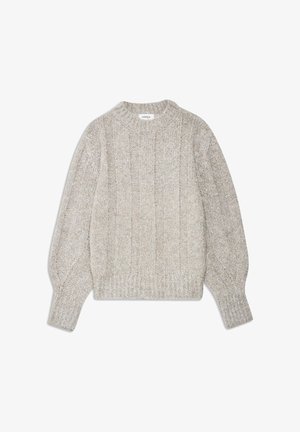 Chunky pleteni pulover u svijetlosivoj boji s rebrastom teksturom, okruglim izrezom i balon rukavima. Ima opušteni kroj i suptilni sjaj.