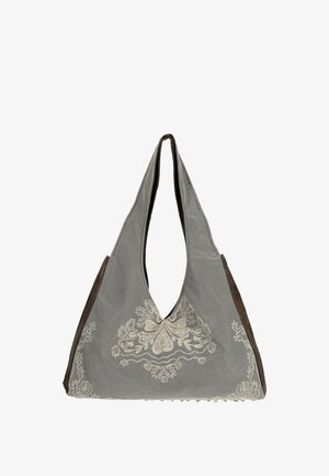 Harmaa kolmion muotoinen kangaskassi, jossa valkoinen kukkatikkaus ja leveät kahvat, tilavalla avoimella taskumuodilla.