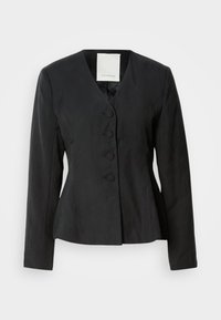 Čierne sako na mieru s výstrihom do V, dlhými rukávmi a piatimi prednými gombíkmi. Má priliehavý strih a hladkú, textúrovanú látku.