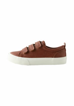 Brun sneaker med velcro-lukninger og en hvid gummisål, vist fra siden mod en simpel hvid baggrund.