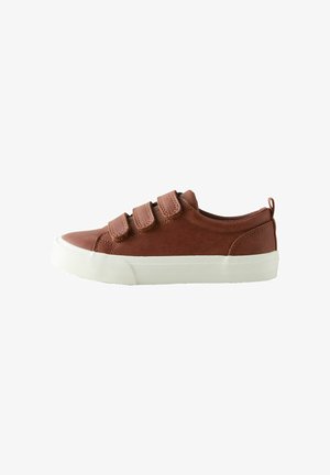 Brązowy, casualowy sneaker z trzema rzemykami na rzepy i białą gumową podeszwą, widoczny z boku na białym tle.