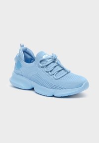 Scarpe da ginnastica azzurre chiare realizzate in tessuto a rete traspirante, con colletto imbottito, suola flessibile e lacci elastici per una facile calzata.