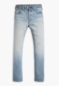 Jeans de mezclilla azul claro con pierna recta, que presentan una cremallera, cinco bolsillos y detalles de costura en color naranja. Textura suave.