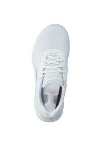 Sneaker blanc avec une tige en maille respirante, un design à lacets, un col rembourré et une semelle en caoutchouc texturé. Construction minimaliste et légère.