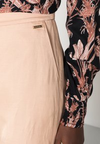 MARCIANO BY GUESS CAMILLA PANT - Calças - nude sand
