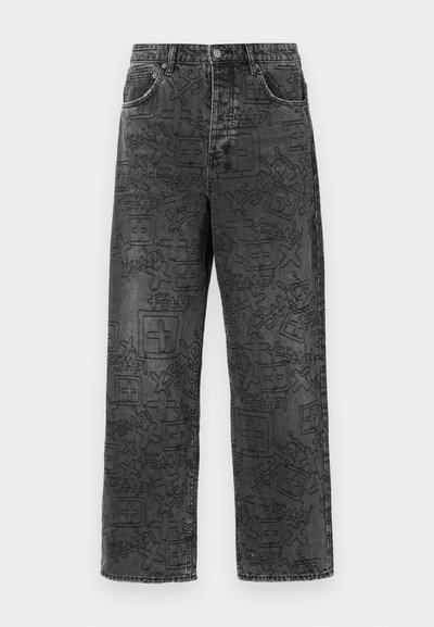 Mustad denimit püksid, millel on mugav lõige ja nähtavad graafilised mustrid. Omaduste hulka kuuluvad nupuvajutusega sulgur, vöökohad ja esi-taskud.