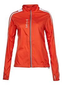 Chaqueta ligera naranja con cuello alto, cremallera frontal y rayas blancas en los laterales. Presenta un dobladillo ajustado y un detalle de logo impreso.