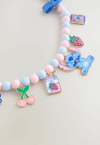 Pasztell rózsaszín és kék gömbölyű gyöngyökből készült nyaklánc, több színes charm-mel, beleértve egy karaktert, gyümölcsöt és italt.